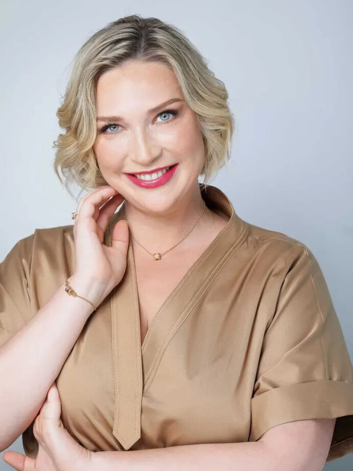 laechelnder mann portraet nahaufnahme mit entspannter pose